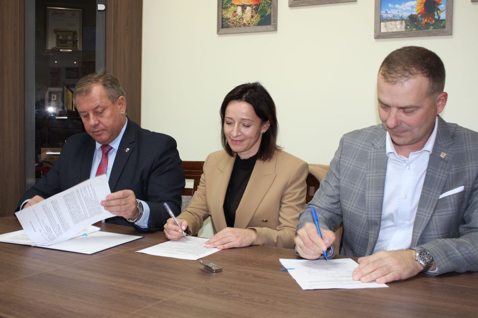 Podpisanie umowy na budowę przedszkola z oddziałami szkolnymi w Olbrachtowie.